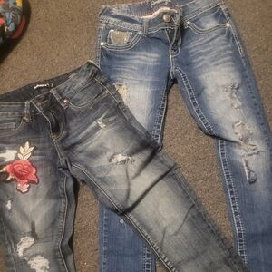 Is two pair like new womans/girls SIZE 3 JEAN LOT